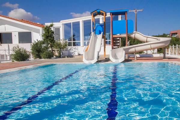 Ein Swimmingpool mit zwei Wasserrutschen vor dem Peninsula Resort & Spa.