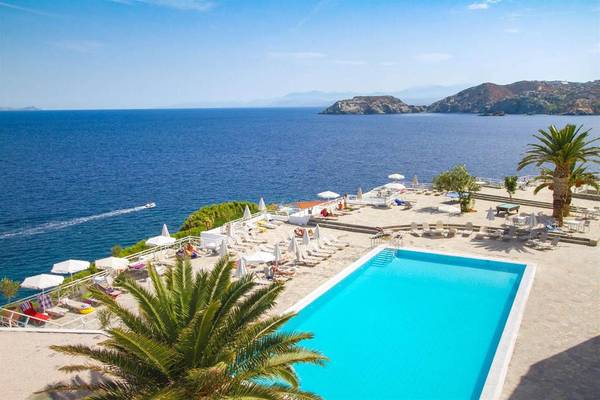 Aussicht auf den Pool und das Meer vom Peninsula Resort & Spa