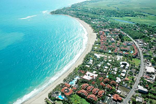 Luftaufnahme des Viva Tangerine by Wyndham Hotels am Strand