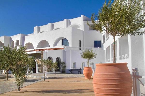 Weiße Villa vor blauem Himmel mit großen Terrakotta-Pflanzengefäßen