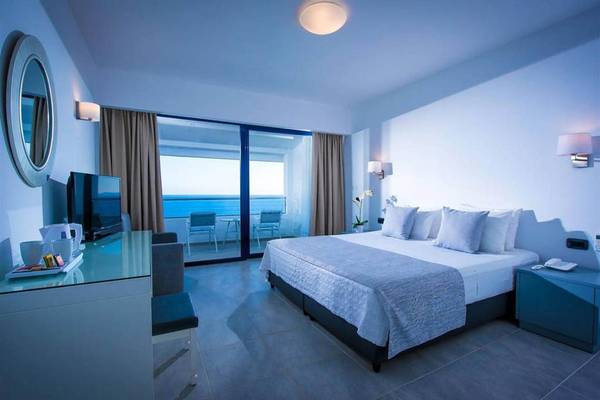 Zimmer im Peninsula Resort & Spa mit Blick auf das Meer und Balkon