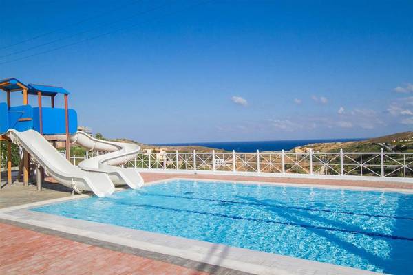 Ein Swimmingpool mit Wasserrutschen im Freien, am Peninsula Resort & Spa.