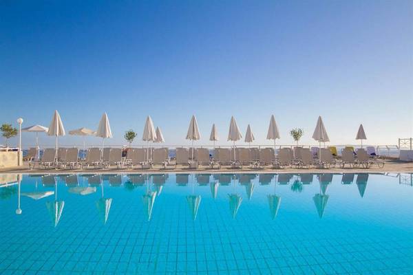 Pool am Peninsula Resort & Spa mit vielen Liegen und Sonnenschirmen