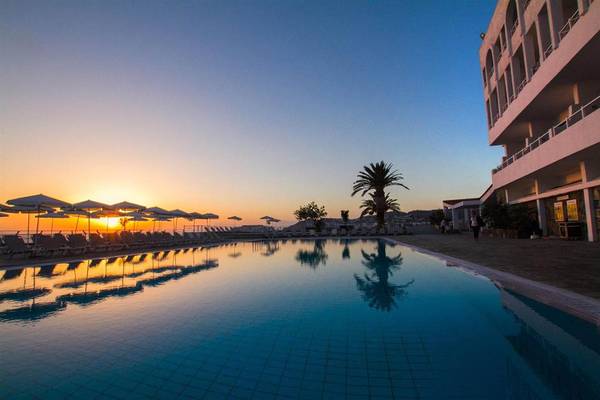 Sonnenuntergang im Resort mit Pool, Loungestühlen und Hotel Peninsula Resort & Spa
