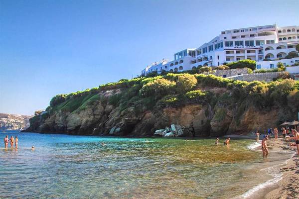 Halbinsel Resort & Spa am Strand mit Klippen und blauem Wasser, Gäste am Ufer und im Wasser