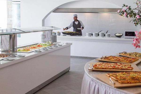 Buffet-Tisch im Hotelrestaurant Peninsula Resort & Spa mit verschiedenen Gerichten