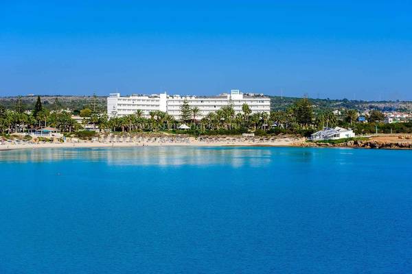 Außenansicht des Nissi Beach Resorts mit Blick auf den Strand und das Meer.