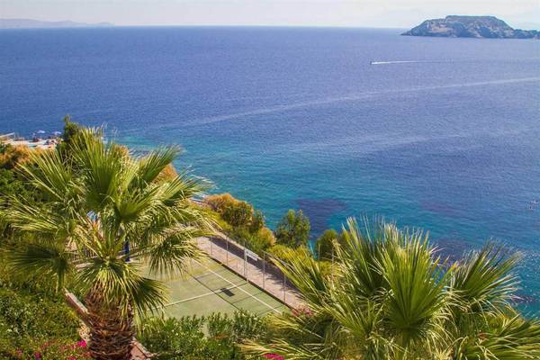 Aussicht auf das Meer und den Tennisplatz im Peninsula Resort & Spa