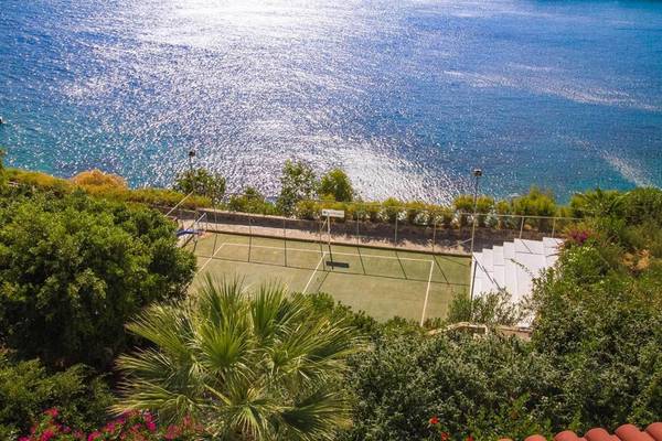 Aussicht auf einen Tennisplatz am Meer mit Blick auf das Wasser