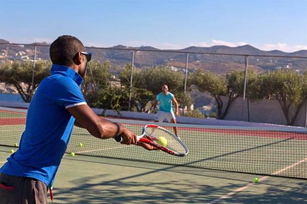 Tennisspieler im Peninsula Resort & Spa beim Spielen auf einem Tennisplatz.