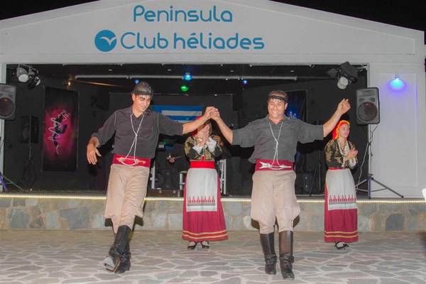 Gruppe tanzt auf der Bühne vor dem Peninsula Club Heliades.