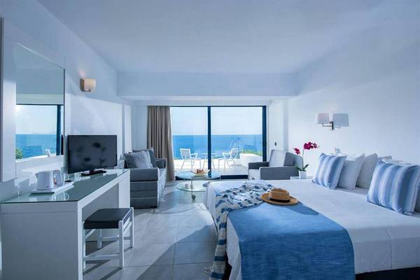 Luxuriöses Zimmer im Peninsula Resort & Spa mit Meerblick, Flachbildfernseher und Schreibtisch.