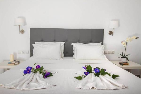 Ein geräumiges, gut ausgestattetes Bett im Peninsula Resort & Spa Hotel.
