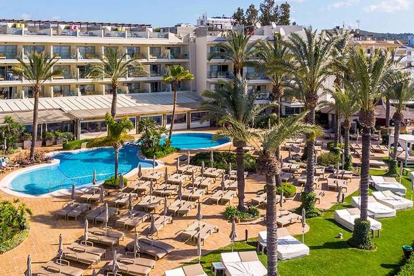 Luftaufnahme des Viva Golf Adults Only Hotels mit Swimmingpool und Sonnenliegen