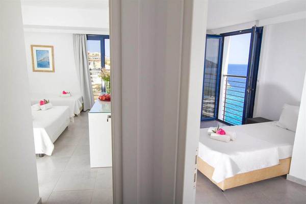 Zwei Betten im Zimmer mit Balkon und Meerblick im Peninsula Resort & Spa