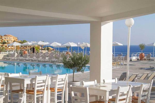 Außenterrasse des Peninsula Resort & Spa mit Blick auf den Pool und das Meer.