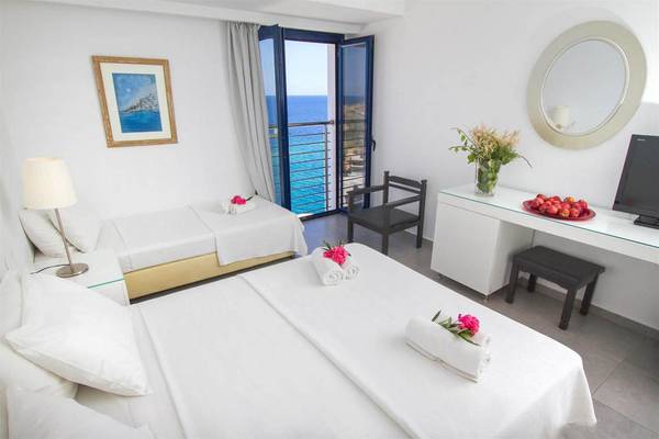 Doppelzimmer mit Meerblick im Peninsula Resort & Spa mit zwei Betten, Balkon und Blick auf das Meer.