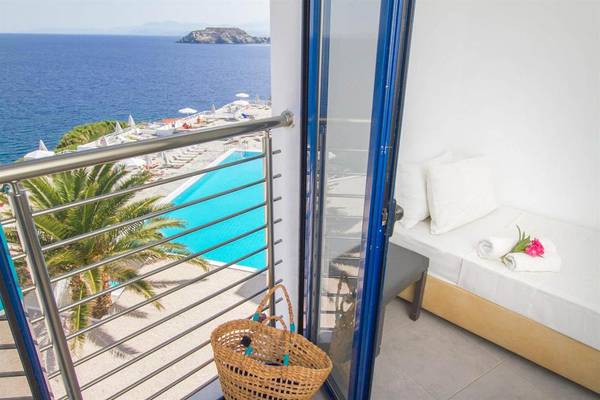 Blick aus dem Balkon auf das Meer im Peninsula Resort & Spa.