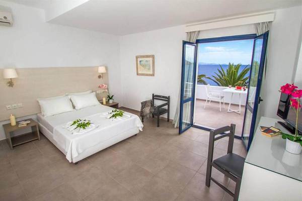 Zimmer mit Meerblick im Peninsula Resort & Spa mit einem großen Bett, Balkon und Meersicht.