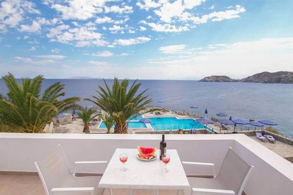 Terrasse mit Blick auf den Pool und das Meer im Peninsula Resort & Spa.