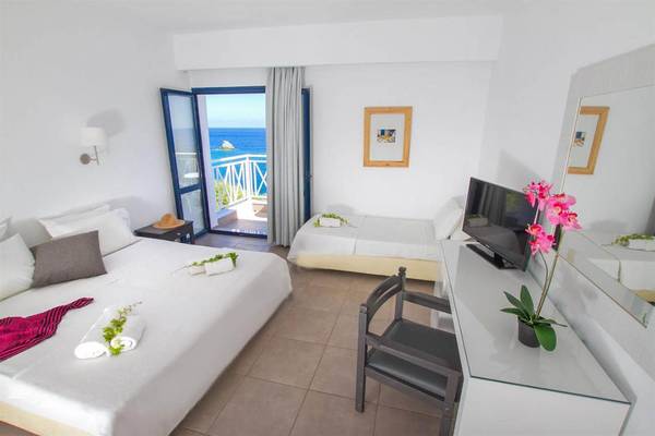 Zimmer im Peninsula Resort & Spa Hotel mit Blick auf das Meer
