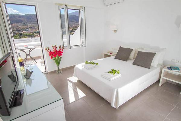 Schlafzimmer im Peninsula Resort & Spa mit Balkon und Bergaussicht