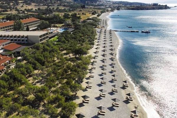 Luftaufnahme des Doryssa Seaside Resorts mit Blick auf die Strandlinie und das Meer