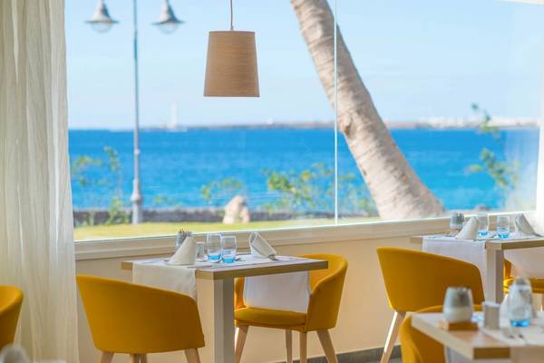 Restaurant im Iberostar Selection Lanzarote Park mit Blick auf das Meer.