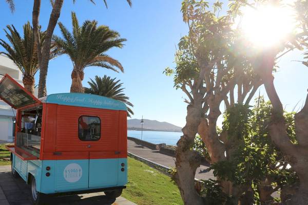 Ein Eismobil steht vor dem Iberostar Selection Lanzarote Park Hotel am Strand.