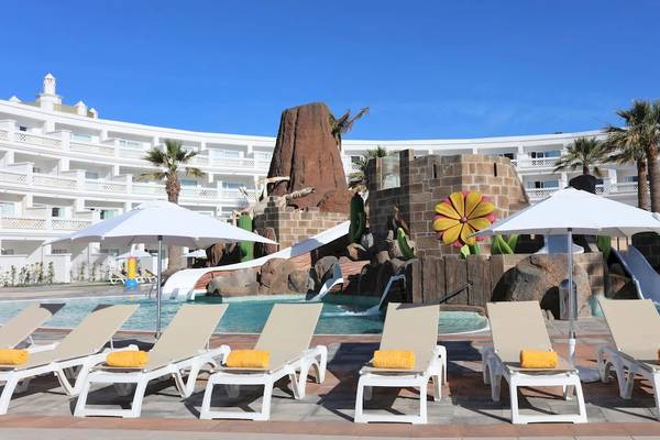 Poolbereich des Iberostar Selection Lanzarote Park Hotels mit Wasserrutschen und Sonnenliegen.