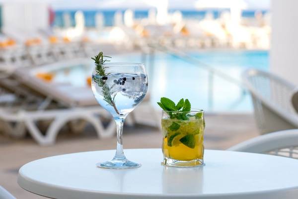 Cocktails am Pool des Iberostar Selection Lanzarote Park Hotels