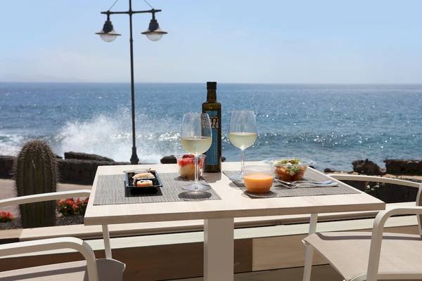 Tisch mit Getränken und Essen auf einer Terrasse mit Meerblick im Iberostar Selection Lanzarote Park
