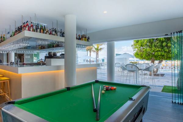 Blick auf die Bar im Iberostar Selection Lanzarote Park Hotel mit einem Pooltisch und einem offenen Fenster
