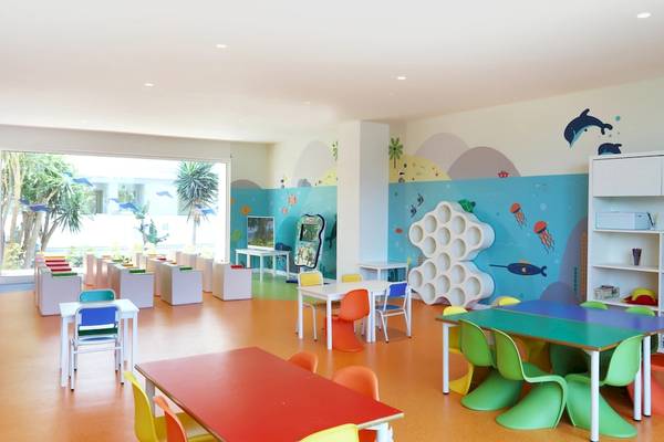Farbig gestaltetes Kinderzimmer im Iberostar Selection Lanzarote Park Hotel mit bunten Tischen und Stühlen.