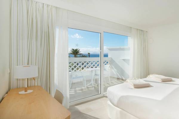 Ein modernes Hotelzimmer im Iberostar Selection Lanzarote Park mit Blick auf das Meer.