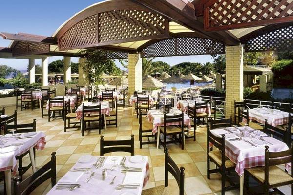 Restaurant im Freien mit Blick auf den Strand und das Meer, Blaues Meer Strandresort.