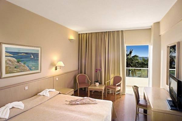 Hotelzimmer im Blue Sea Beach Resort mit Blick auf das Meer.