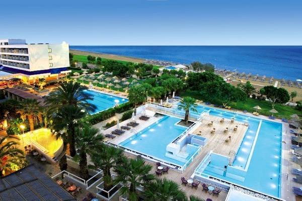 Luftaufnahme des Blue Sea Beach Resorts mit zwei Swimmingpools und Blick auf das Meer