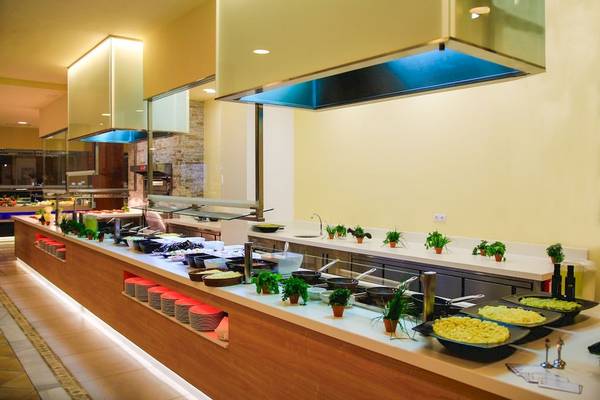 Buffetbereich im GF Gran Costa Adeje Hotel mit verschiedenen Gerichten und Pflanzendekoration.