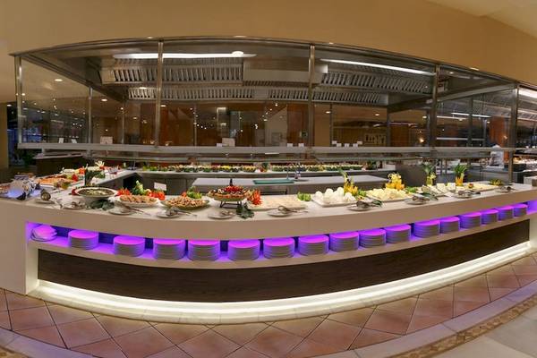 Buffetbereich im GF Gran Costa Adeje Hotel mit einer Auswahl an Salaten, Desserts und Fleisch.