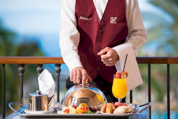 Zimmerservice-Tablett im GF Gran Costa Adeje Hotel mit Früchten und Getränken.