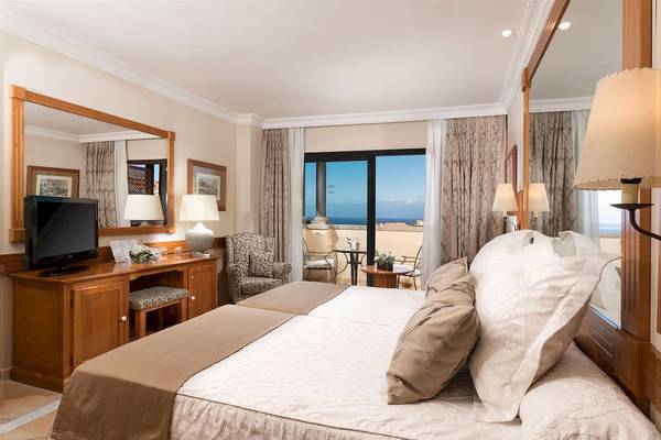 Hotelzimmer im GF Gran Costa Adeje mit Meerblick und moderner Einrichtung.