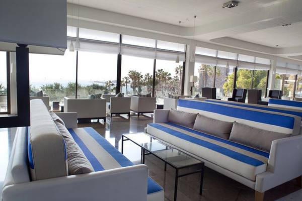 Loungebereich im Almyra Hotel mit Blick auf den Ozean.