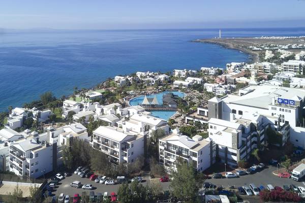 Luftaufnahme des H10 Rubicon Palace Hotels mit Pool und Blick auf das Meer.