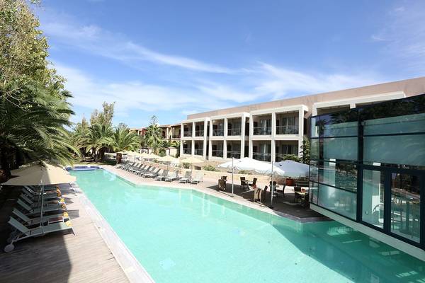 Außenpool des Minos Mare Royal Hotels mit Sonnenliegen und Sonnenschirmen.