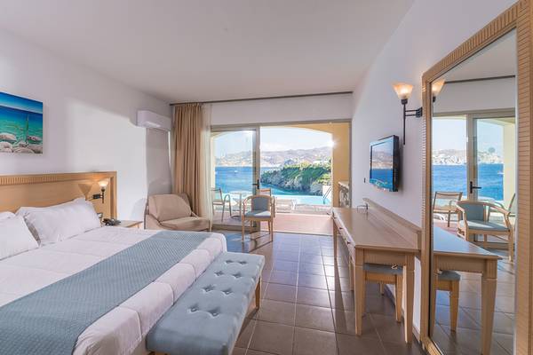 Hotelzimmer im Sea Side Resort & Spa mit Blick auf das Meer und eine Terrasse.