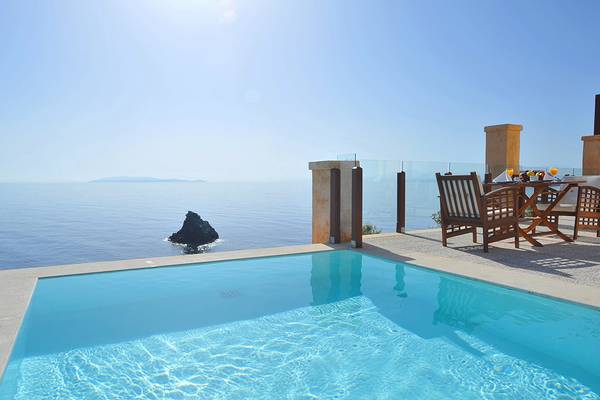 Terrasse des Sea Side Resort & Spa mit Infinity-Pool und Meerblick