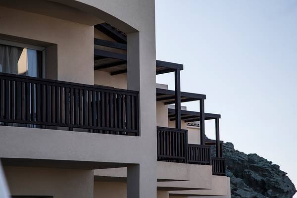 Foto von Balkonen des Sea Side Resort & Spa mit Blick auf das Meer