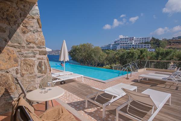 Dachterrasse mit Pool im Sea Side Resort & Spa, mit Liegestühlen und einem Tisch