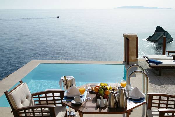 Frühstückstisch mit Meerblick im Sea Side Resort & Spa, neben einem Pool.
